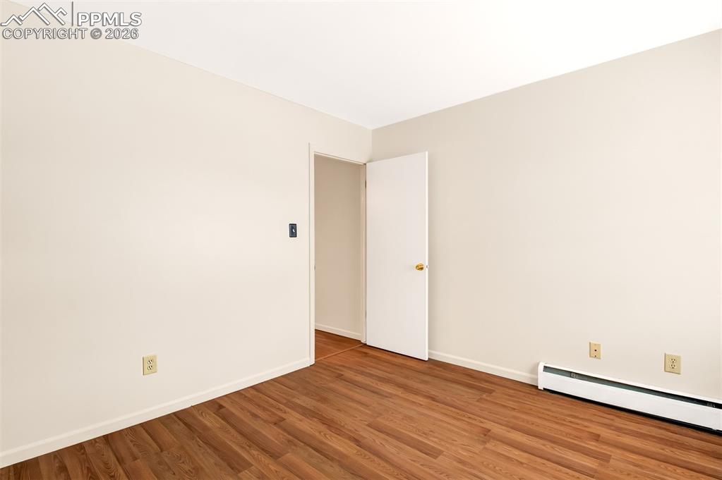 Image 16 of 24: Bedroom