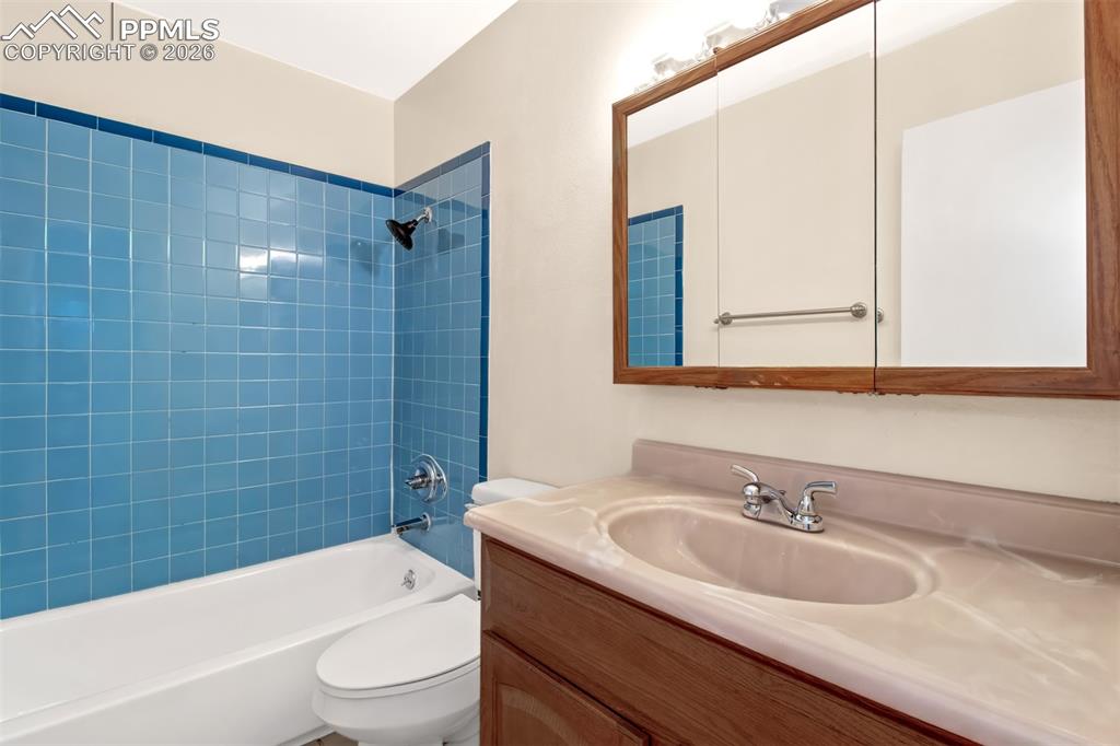 Image 17 of 24: Bathroom