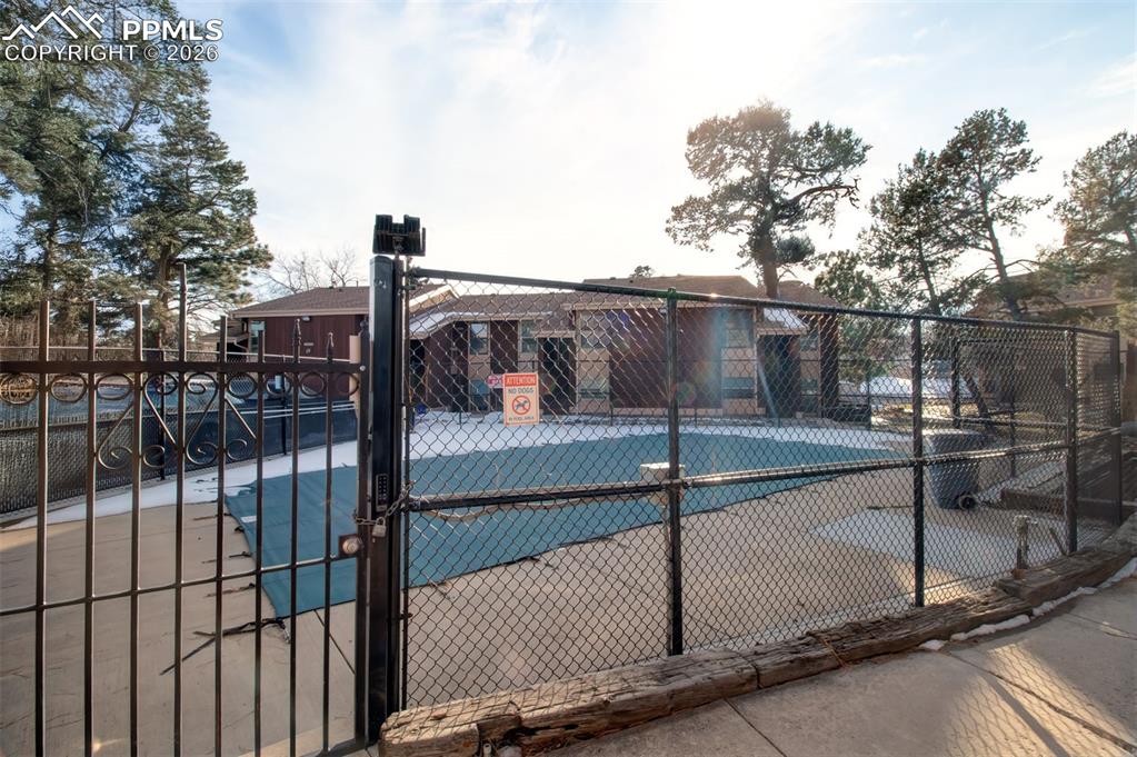 Image 23 of 24: Pool