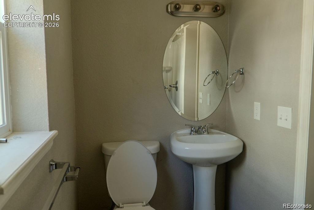 Image 25 of 27: Bathroom