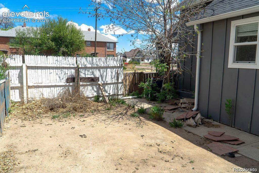 Image 6 of 27: Yard