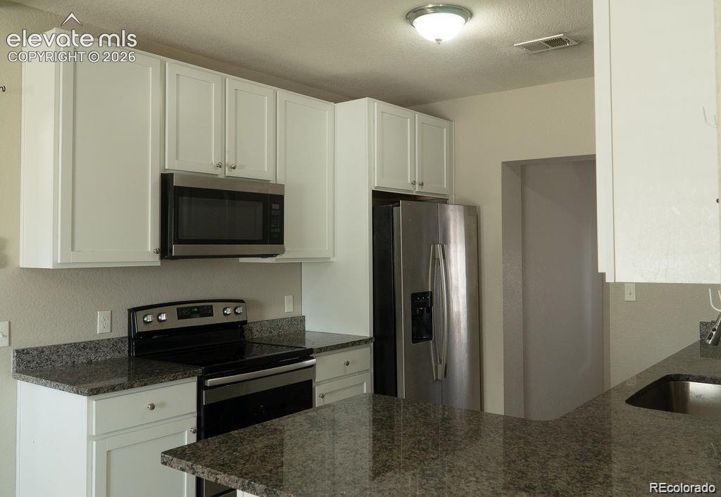 Image 7 of 27: Kitchen