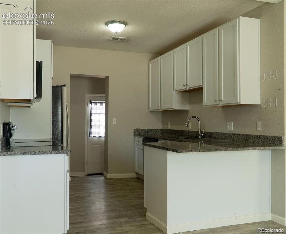 Image 8 of 27: Kitchen