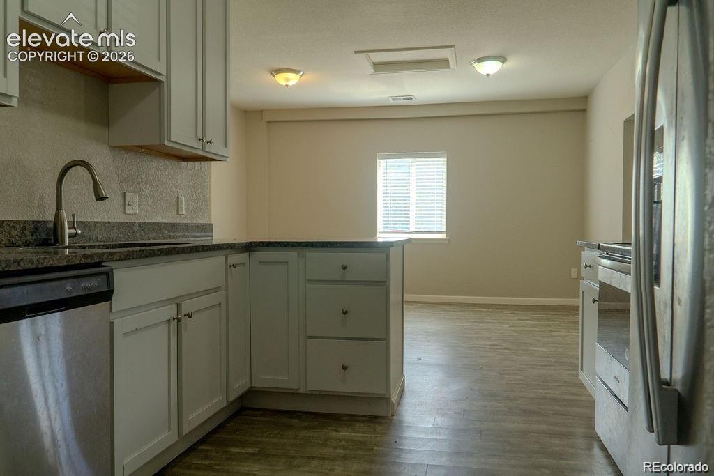 Image 9 of 27: Kitchen