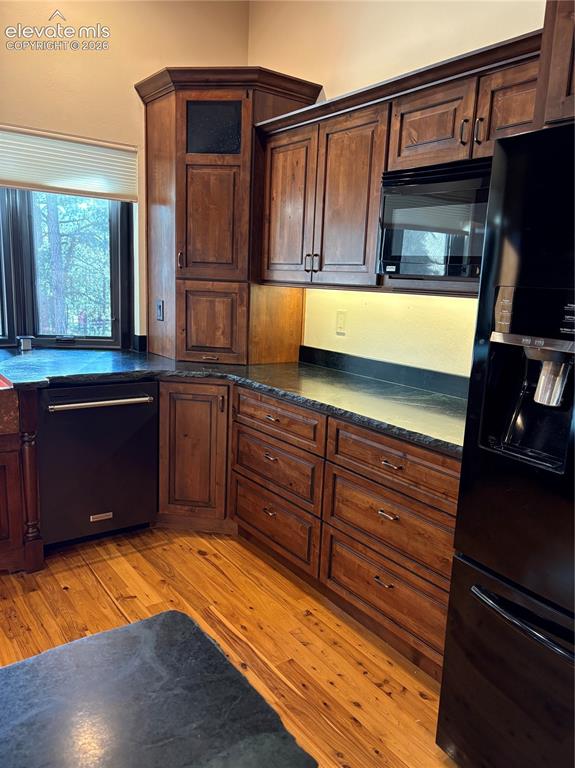 Image 11 of 25: Kitchen