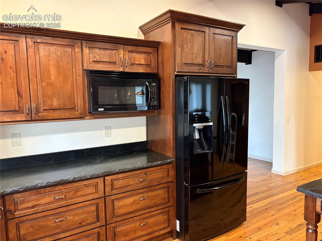Image 12 of 25: Kitchen