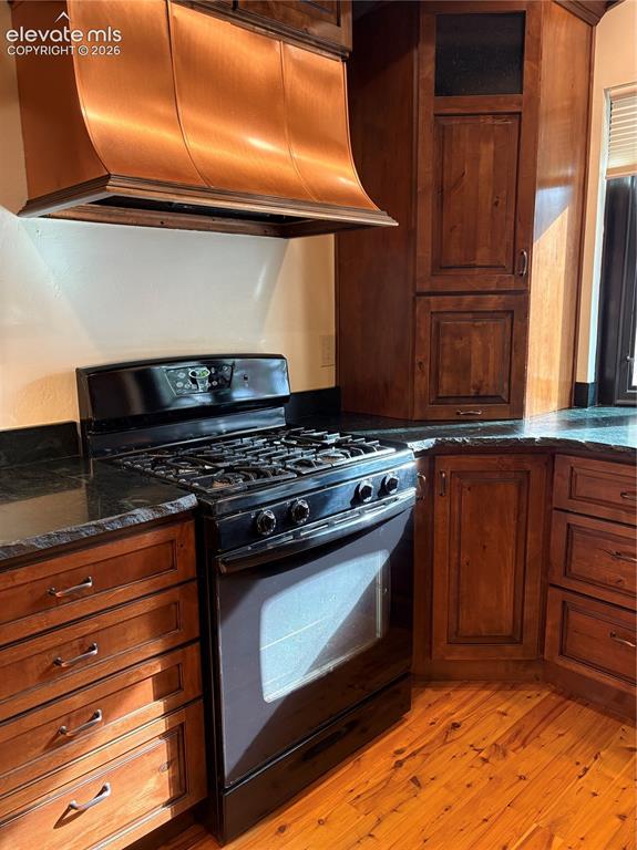 Image 14 of 25: Kitchen