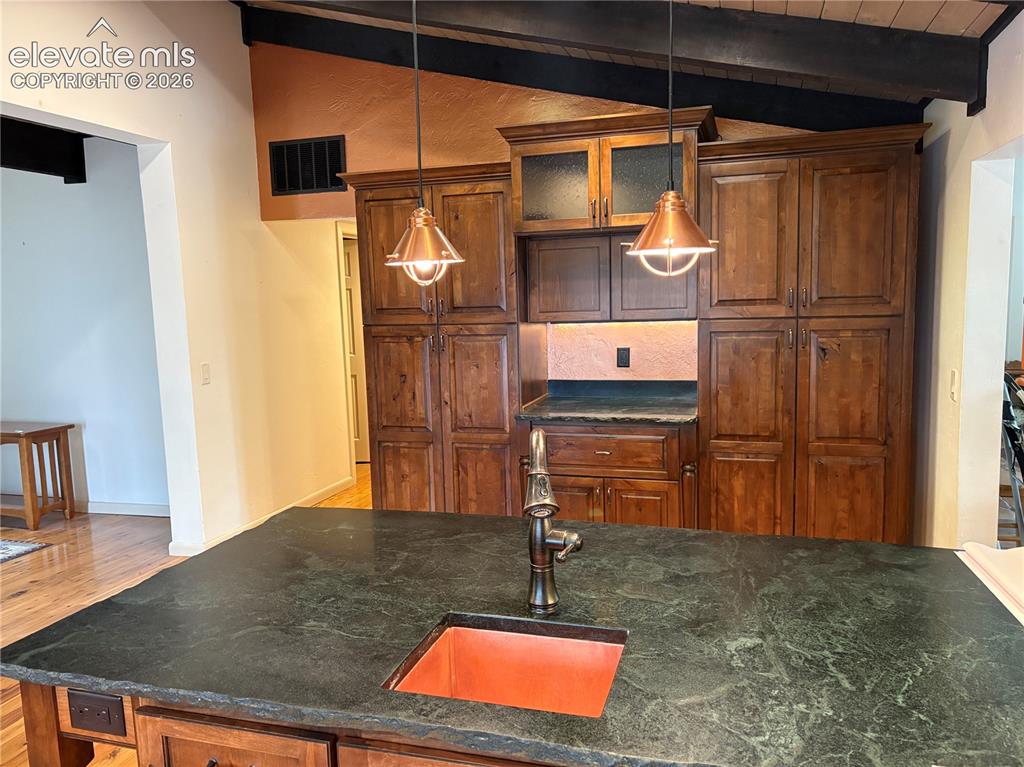 Image 15 of 25: Kitchen