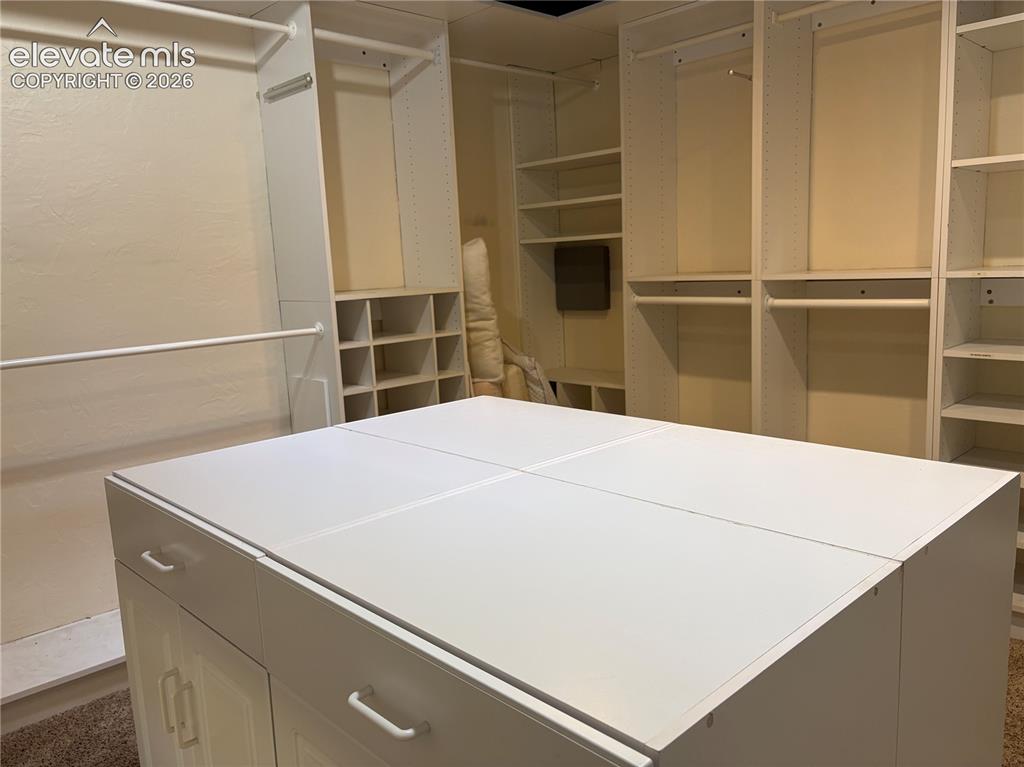Image 19 of 25: Closet