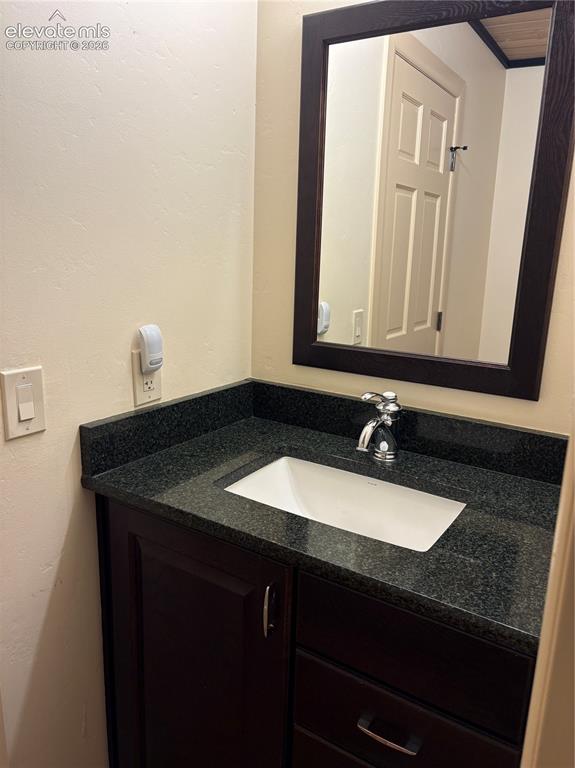 Image 22 of 25: Bathroom
