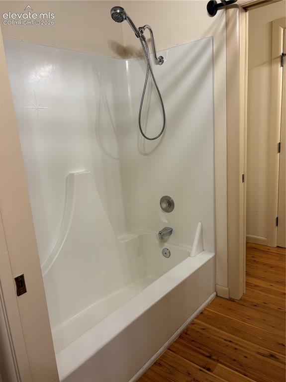 Image 23 of 25: Bathroom