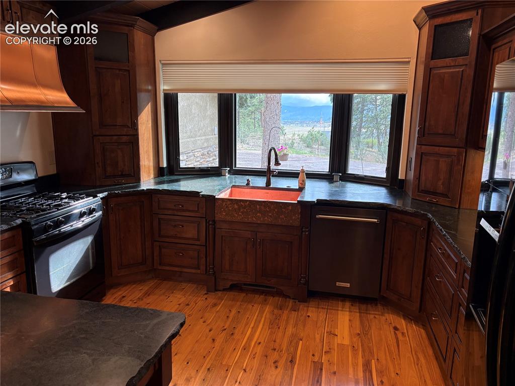 Image 8 of 25: Kitchen