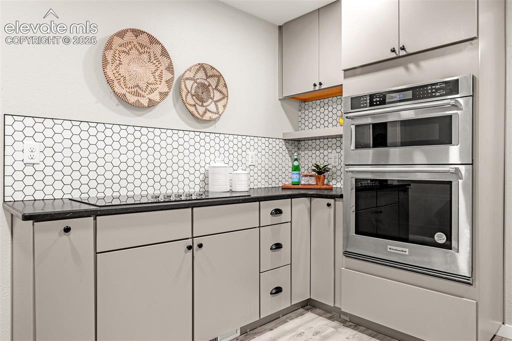 Image 9 of 39: Kitchen