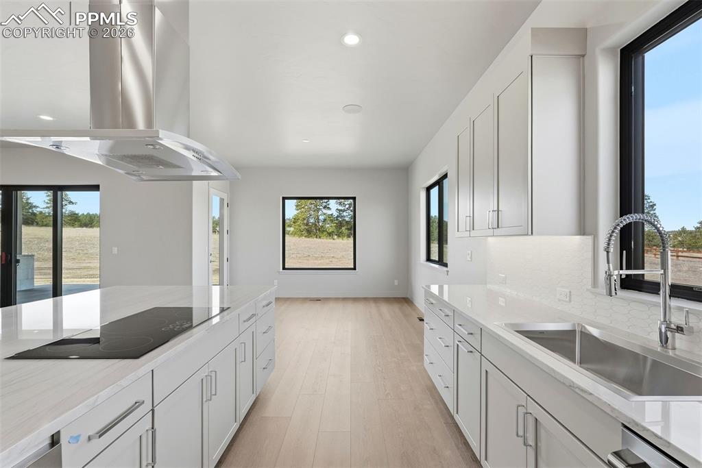 Image 10 of 50: Kitchen