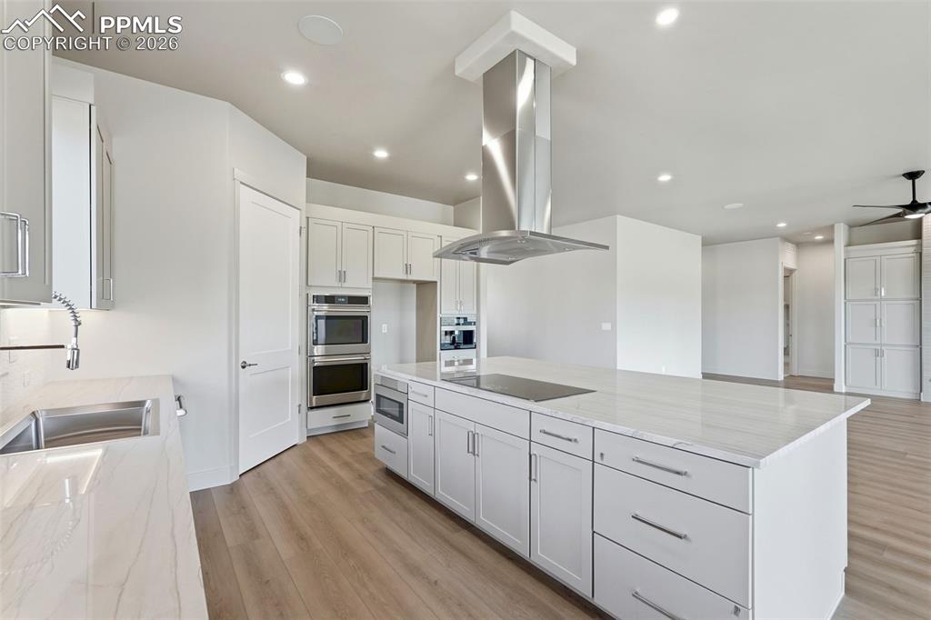 Image 12 of 50: Kitchen