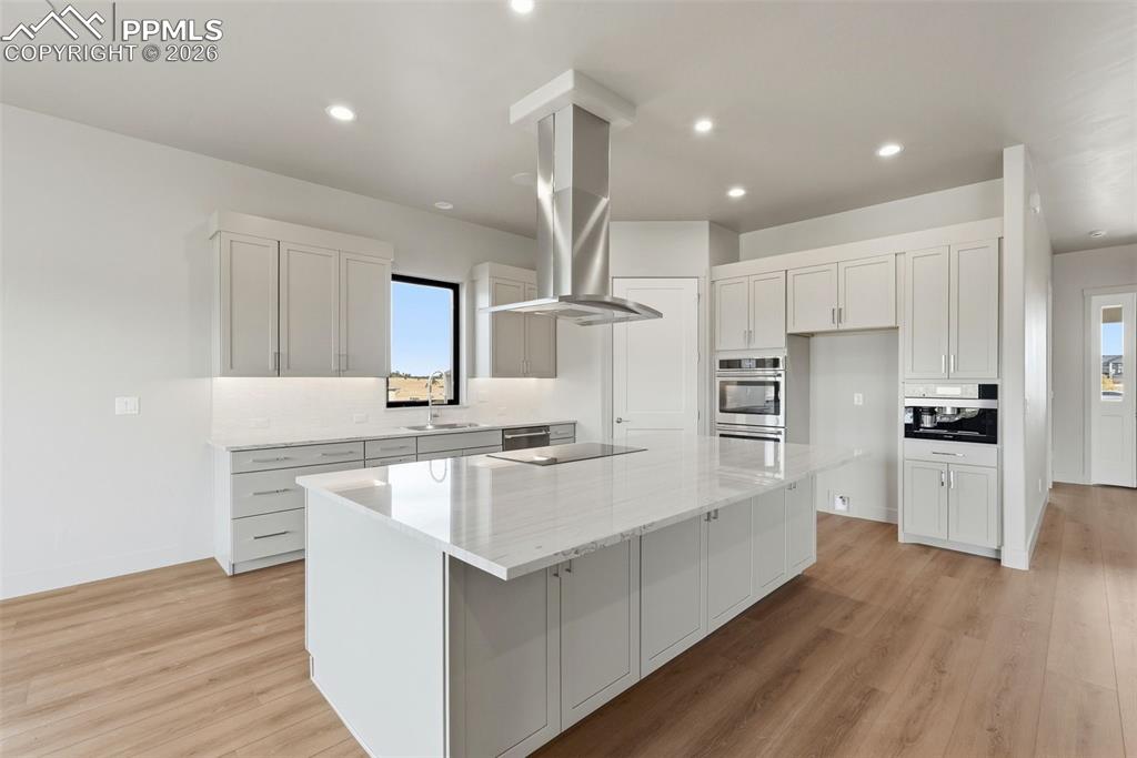 Image 13 of 50: Kitchen