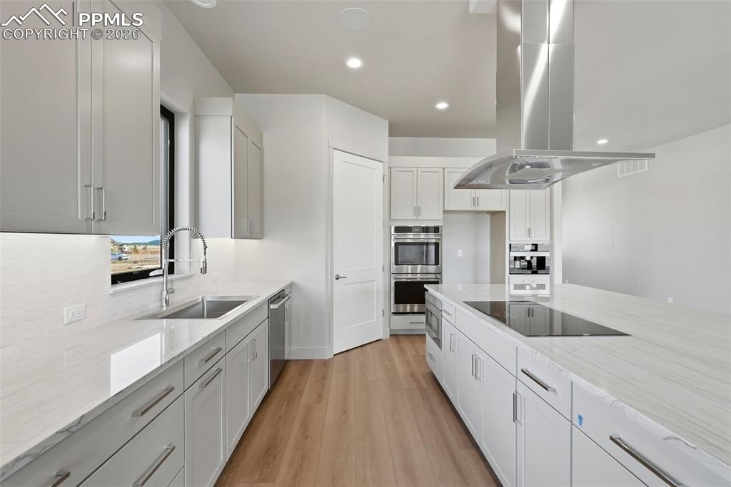 Image 14 of 50: Kitchen