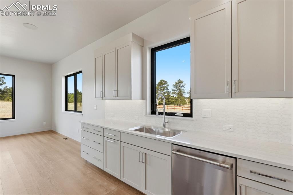 Image 16 of 50: Kitchen