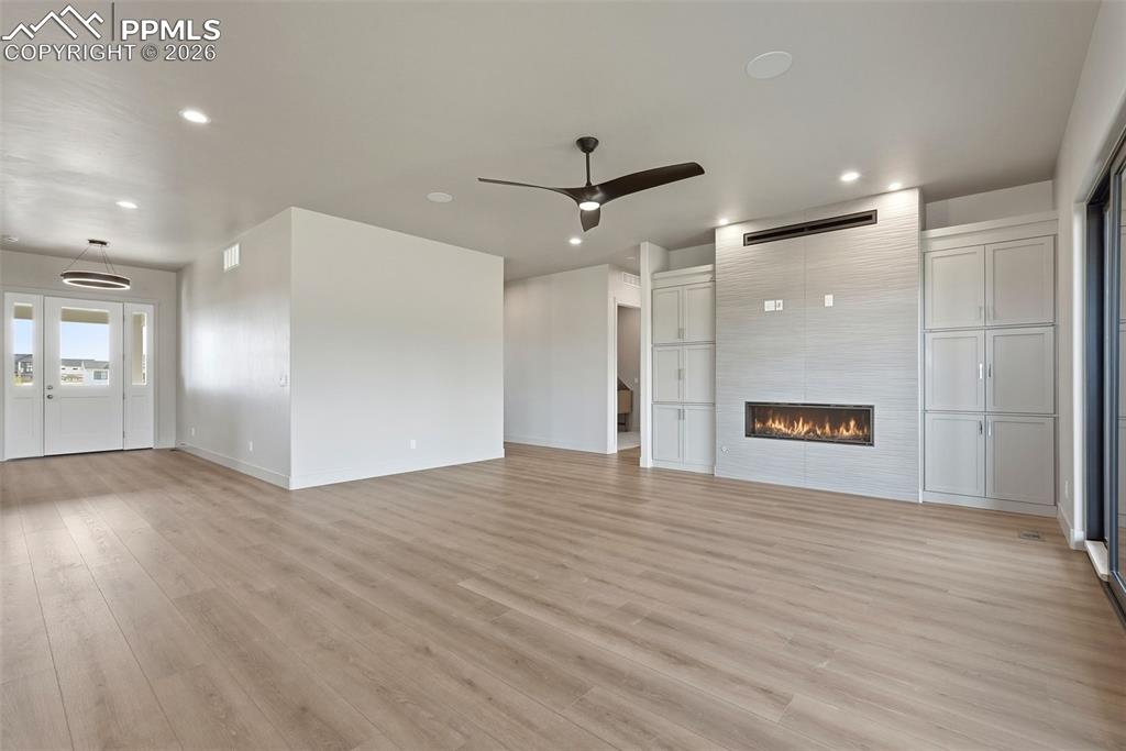 Image 19 of 50: Living Room