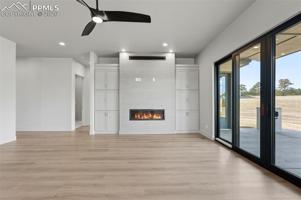 Image 20 of 50: Living Room