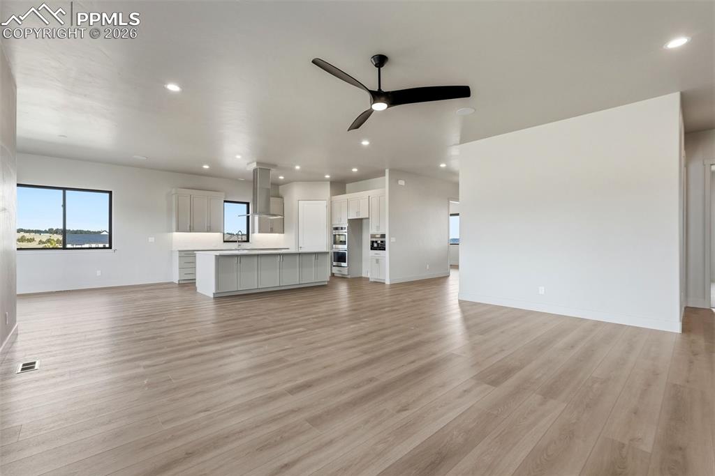 Image 21 of 50: Living Room