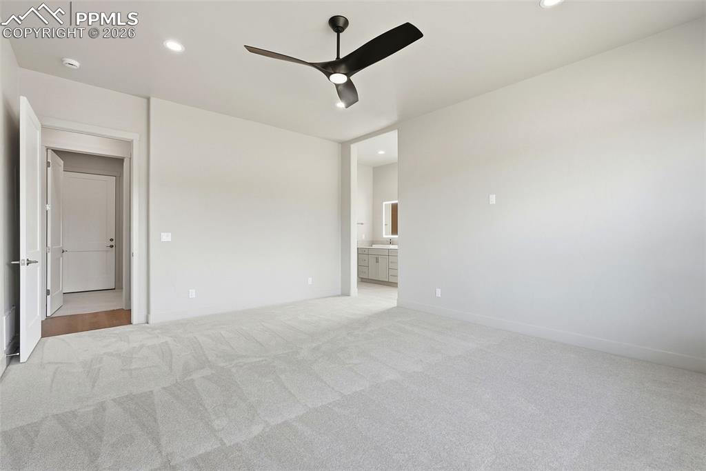 Image 26 of 50: Bedroom