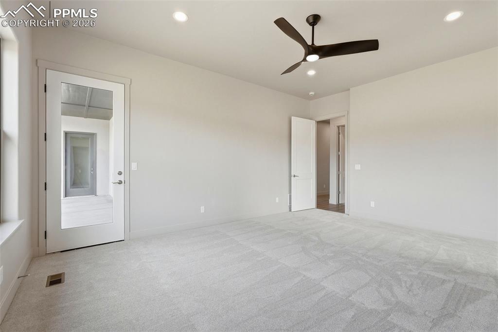 Image 27 of 50: Bedroom