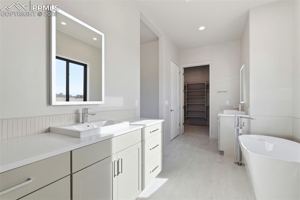 Image 29 of 50: Bathroom