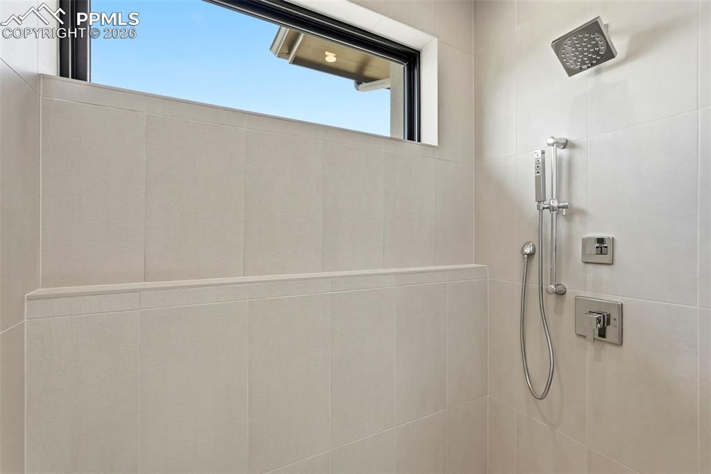 Image 30 of 50: Bathroom