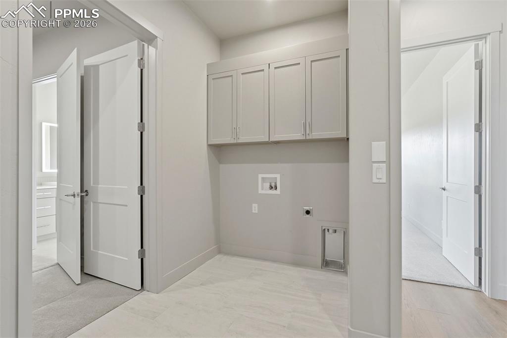 Image 35 of 50: Laundry