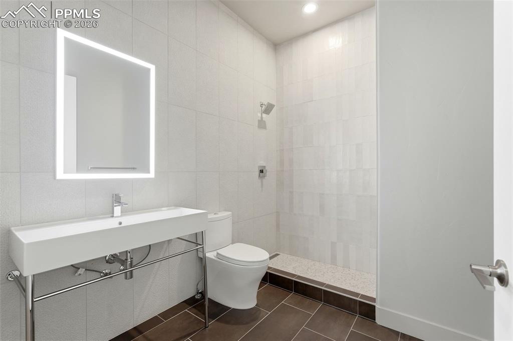 Image 36 of 50: Bathroom