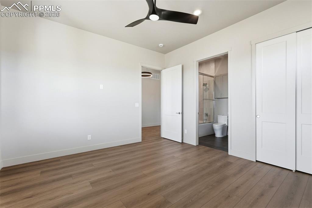 Image 6 of 50: Bedroom