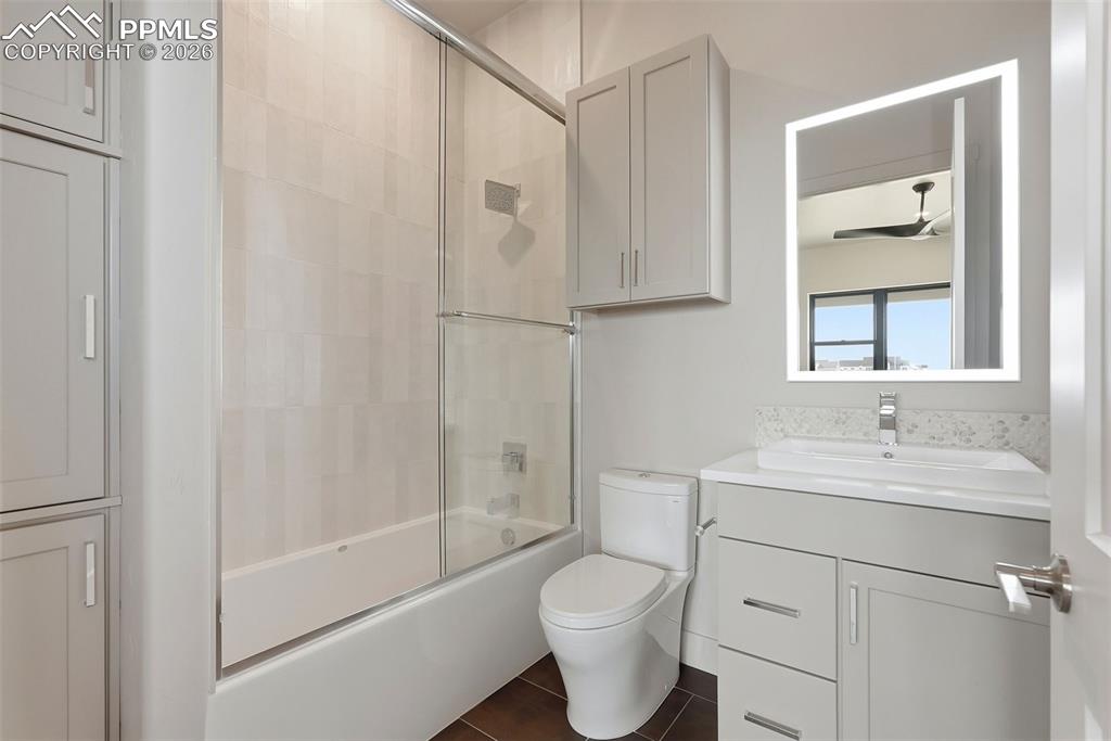 Image 7 of 50: Bathroom