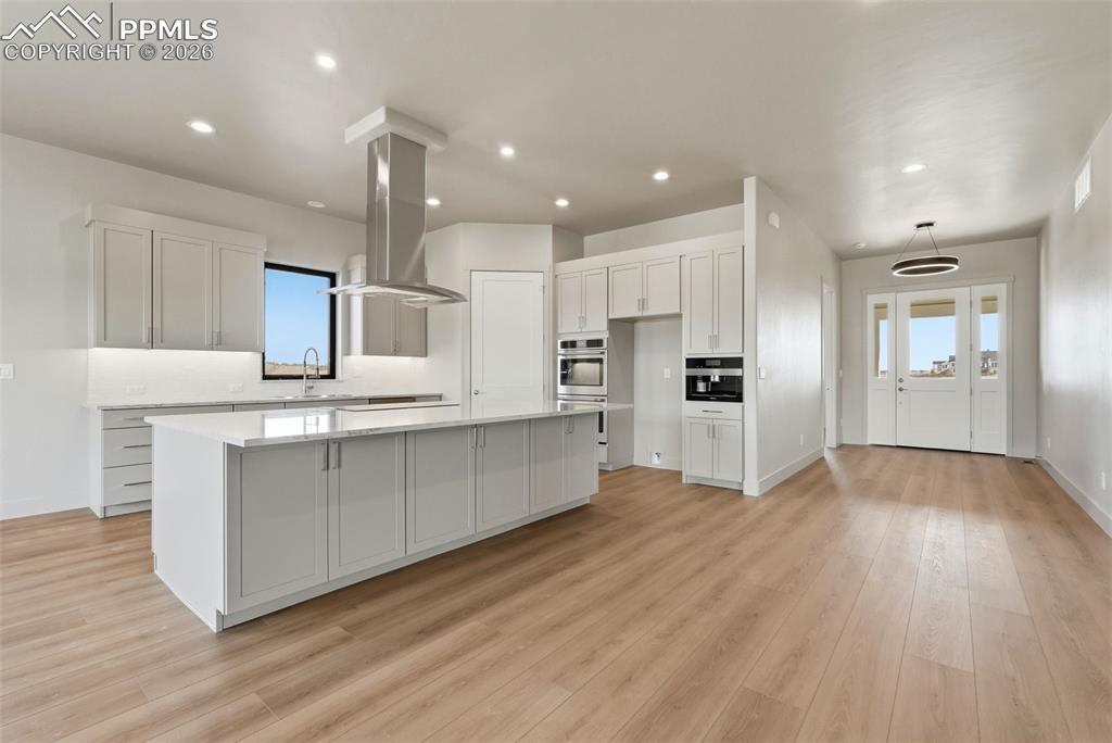 Image 8 of 50: Kitchen