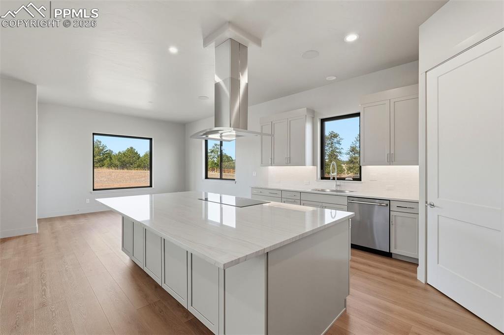 Image 9 of 50: Kitchen