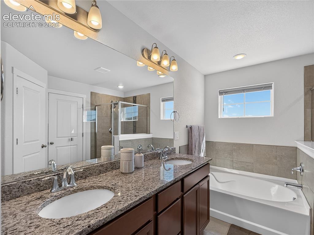 Image 16 of 39: Bathroom