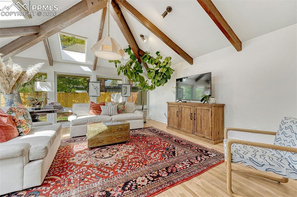Image 11 of 50: Sitting Room