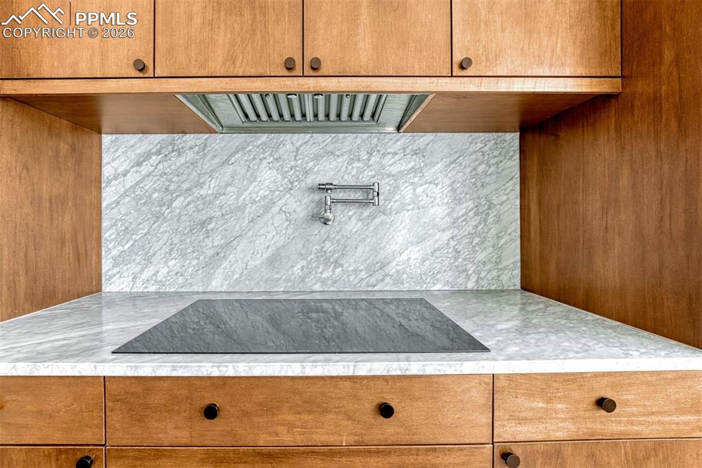 Image 15 of 50: Induction stove top with oven