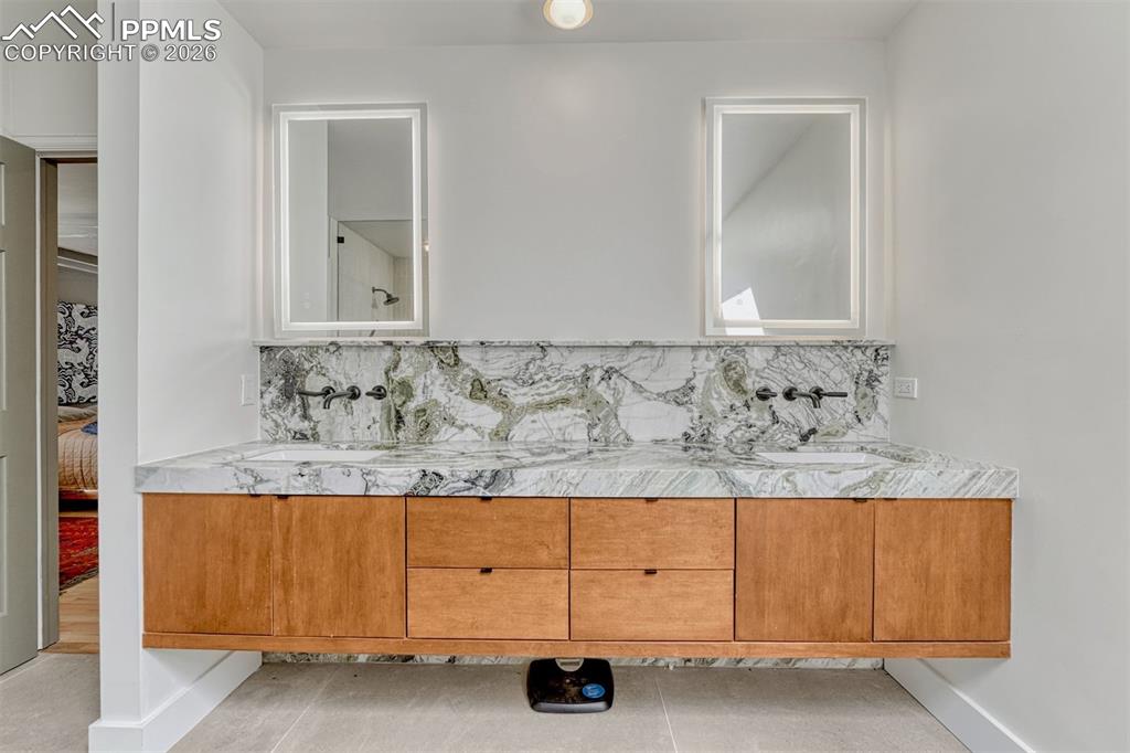 Image 34 of 50: Marble countertops and shower slab
