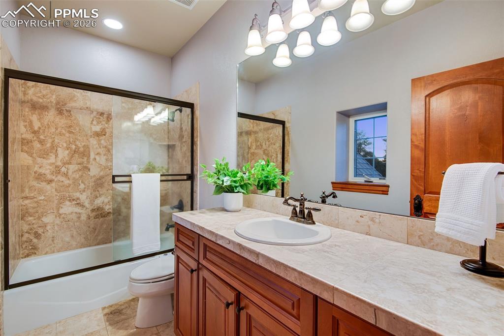 Image 26 of 42: One of the ensuite bathrooms on the second level