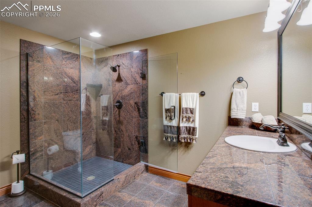 Image 34 of 42: Ensuite bathroom in the Junior Suite located in the basement level
