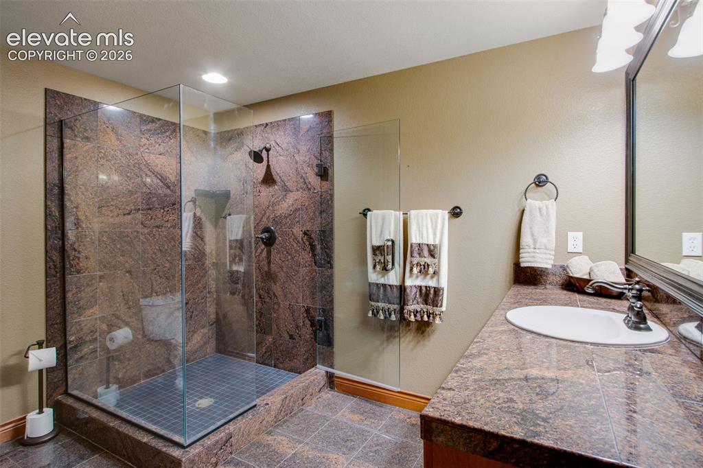 Image 43 of 49: Ensuite bathroom in the Junior Suite located in the basement level