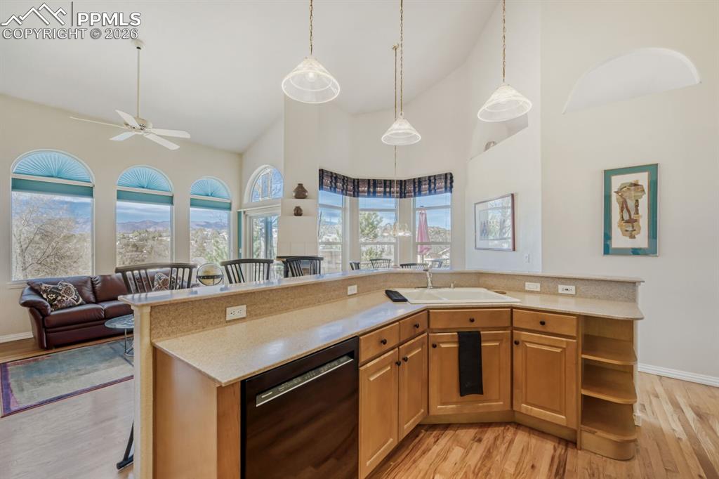 Image 15 of 48: Kitchen