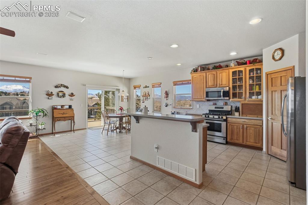 Image 12 of 50: Kitchen