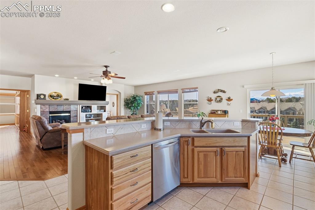 Image 13 of 50: Kitchen