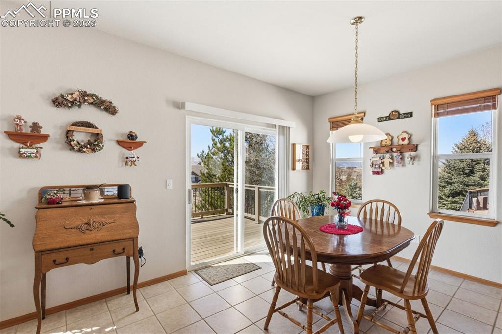 Image 14 of 50: Dining Area