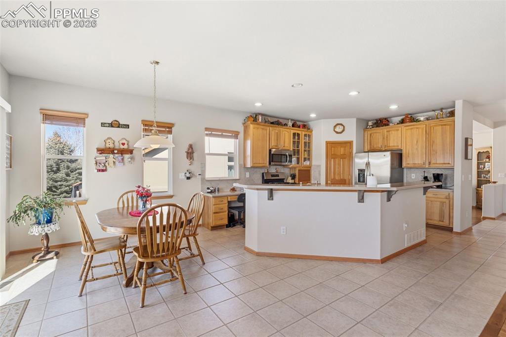 Image 15 of 50: Kitchen