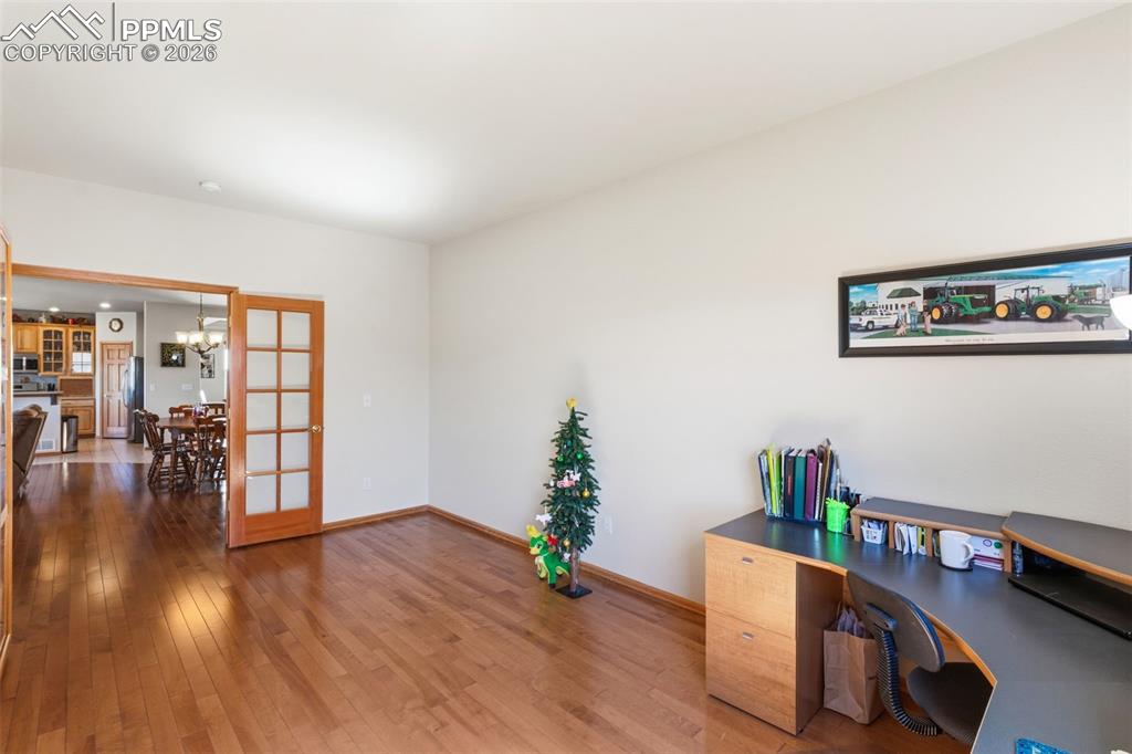 Image 17 of 50: Office