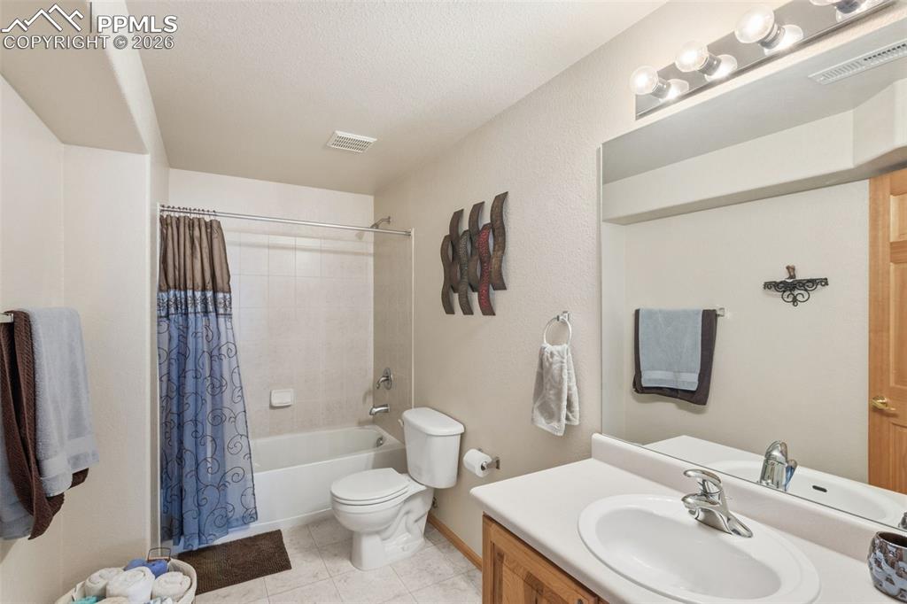 Image 27 of 50: Bathroom