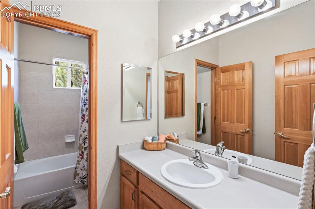 Image 31 of 50: Bathroom